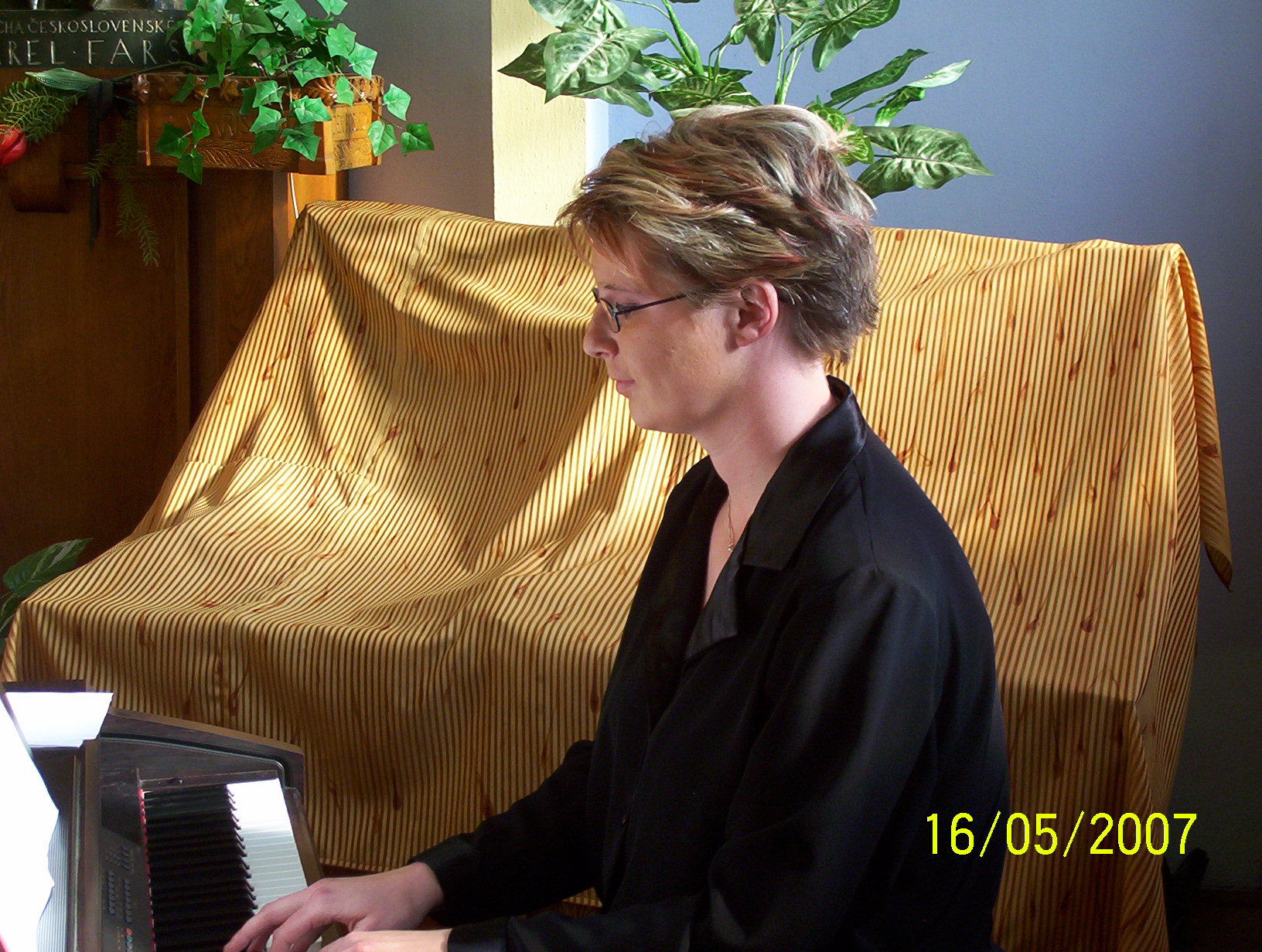 10 - na klavír doprovází Mgr. Marie Lexová 